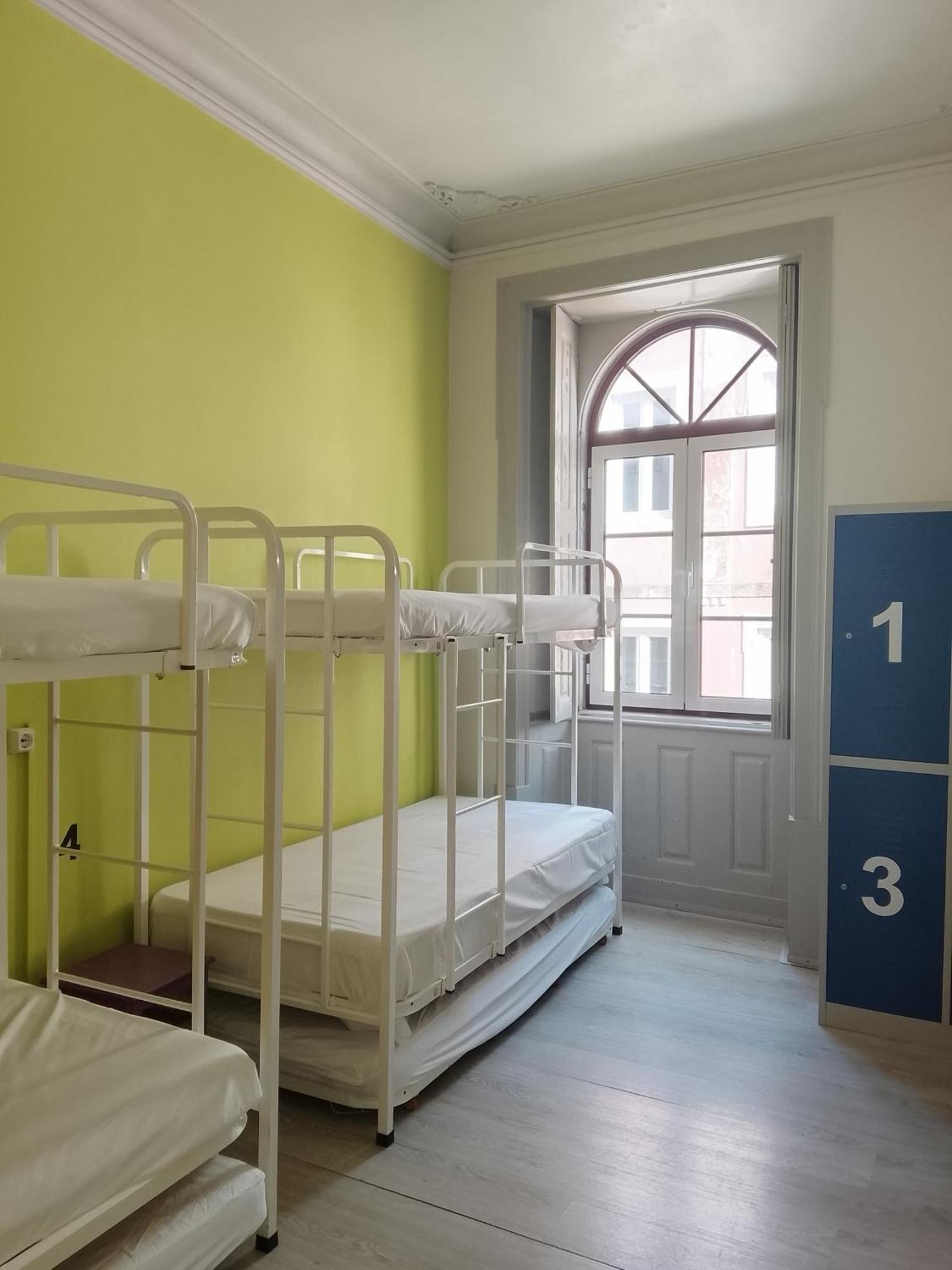 Quarto Quádruplo Económico com Casa de Banho Partilhada